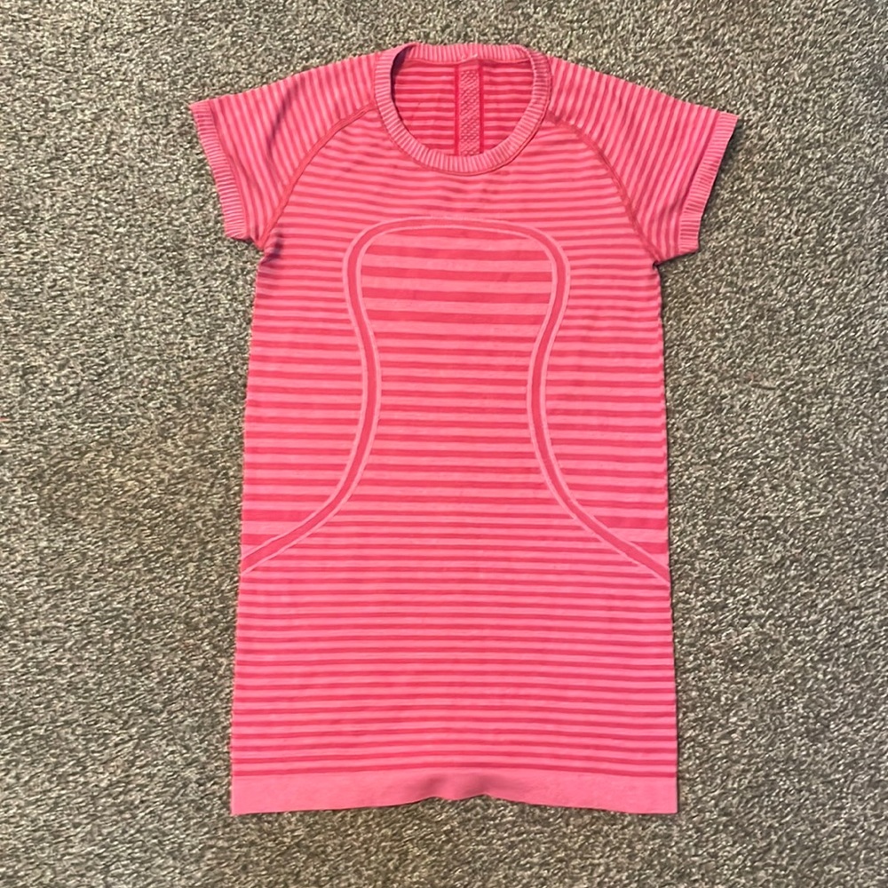 LULULEMON SWIFTLY TECH SHORT SLEEVE!! pink stripped !! like new 💗🌸💘